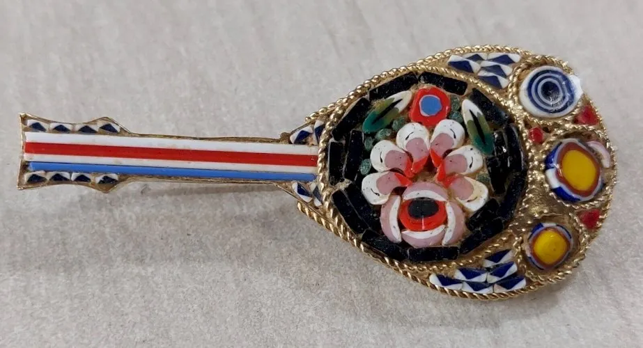Ancienne broche, forme guitare / banjo, en micro mosaique / millefiori