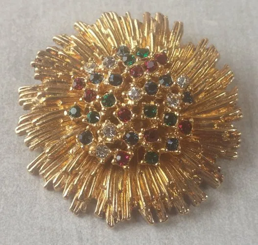 Ancienne broche, forme soleil, décor strass, en métal doré, Carven Paris