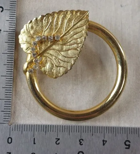 Ancienne broche, plume avec strass, en métal doré, vintage