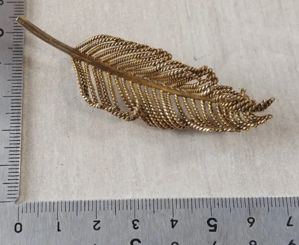 Ancienne broche plume, en métal doré, vintage