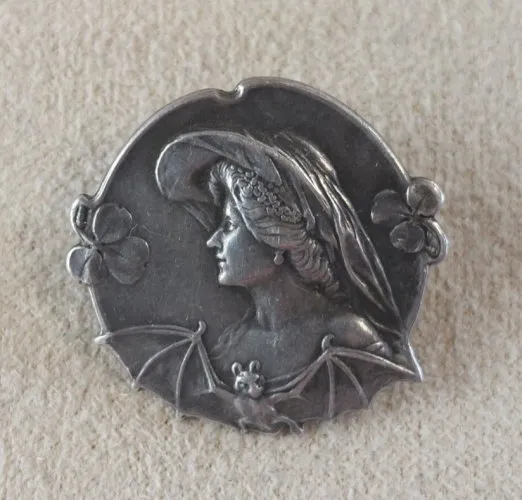 Ancienne broche, profil de femme avec chauve souris, art nouveau, en argent