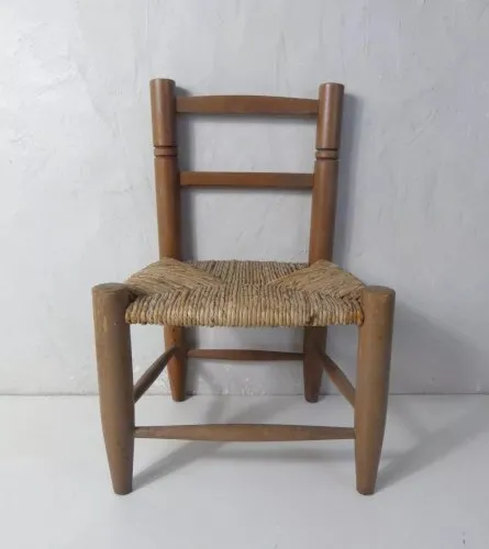 ancienne chaise paillée en bois pour enfant