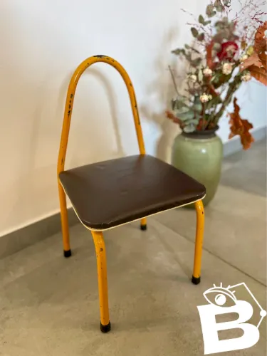 Ancienne chaise pour enfant