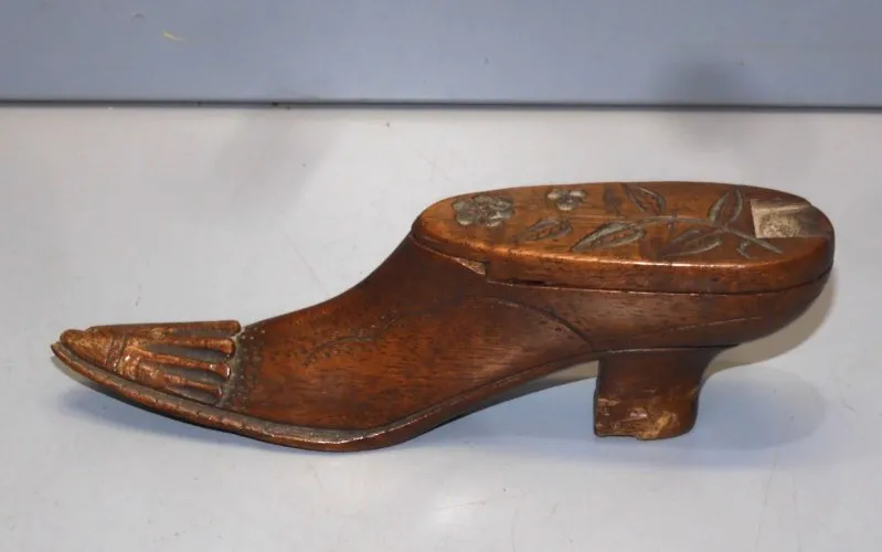 -ANCIENNE CHAUSSURE BOIS MINIATURE BOITE A TABAC TABATIERE ANCIENNE VITRINE D