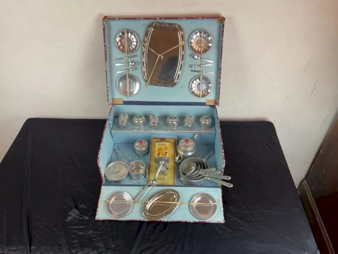 ANCIENNE DINETTE AVEC MOULIN À CAFÉ MURAL EN METAL .