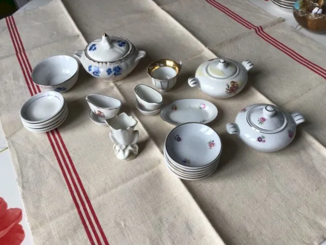 ancienne dinette en faïence pièces diffèrent modèle ,début 20eme