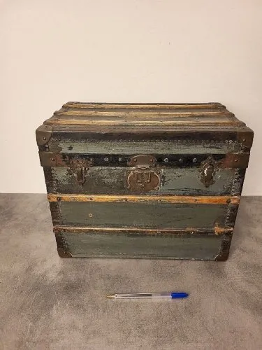 ANCIENNE ET RARE MALLE MINIATURE EN BOIS