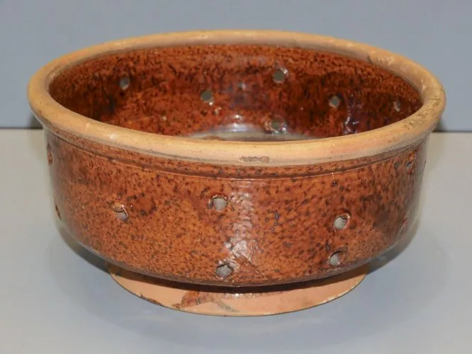 -ANCIENNE FAISSELLE MOULE A FROMAGE TERRE CUITE EMAILLEE MARRON Déco CUISINE  D