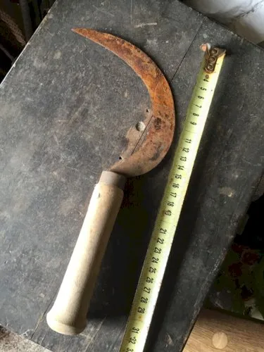 Ancienne Faucille à herbe serpette fauchage, outil de jardinier (cultivateur).