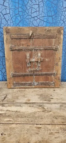 Ancienne fenêtre tribale en bois