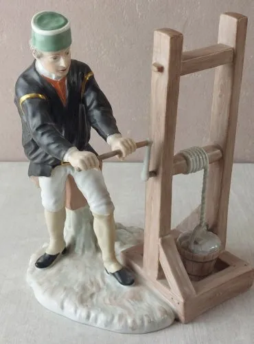 Ancienne figurine / statue, en porcelaine, mineur devant puit, Furstenberg