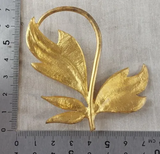 Ancienne grande broche en métal doré, forme feuille, Dolce Vita, vintage