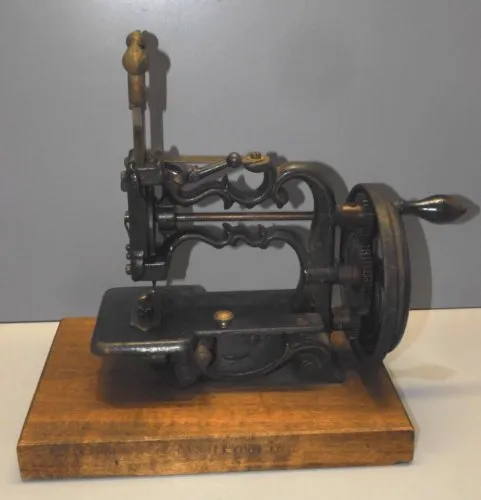-ANCIENNE MACHINE A COUDRE SQUELETTE CHARLES RAYMOND ANGLETERRE FIN XIXe D