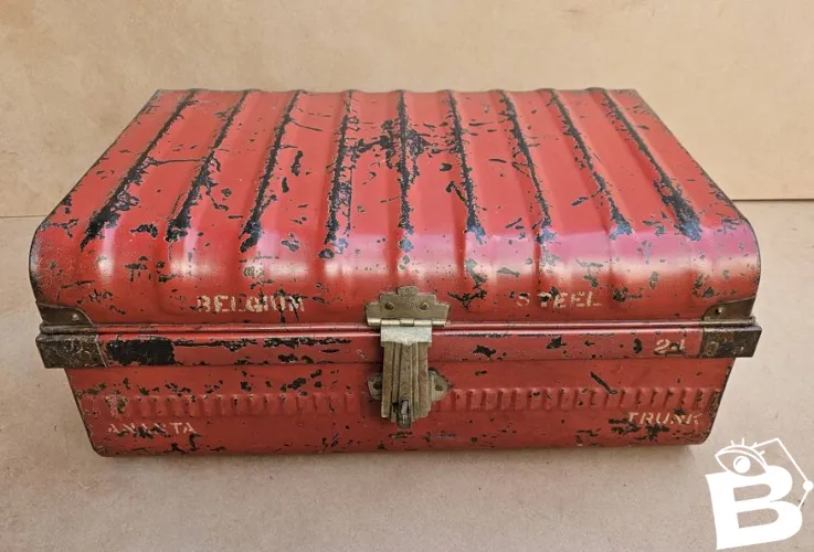 Ancienne malle de voyage en métal et laiton de la indian railway