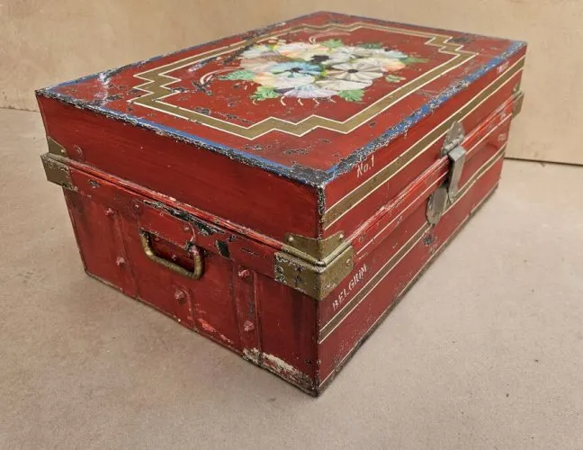 Ancienne malle - vanity case de voyage en métal et laiton