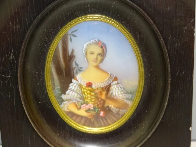 -ANCIENNE MINIATURE PEINTE SOUS VERRE sur BAKELITE CADRE BOIS NOIRCI D