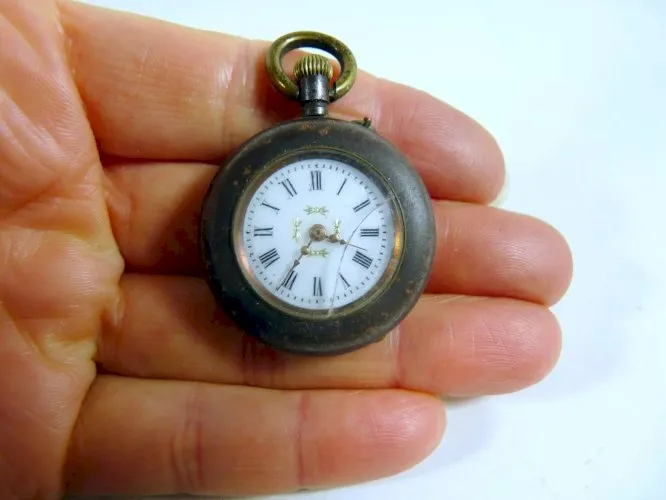 Ancienne montre gousset boîtier et lunette en acier signée Swiss