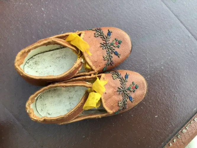 ANCIENNE PAIRE CHAUSSURE POUPEE BEBE JUMEAU CUIR et perles STEINER BRU