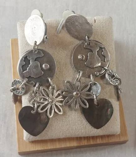 Ancienne paire de boucles doreilles clip, Guillemets, en métal argenté, vintage