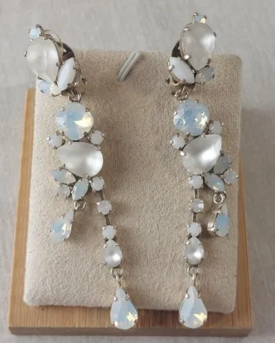 Ancienne paire de boucles doreilles clip, Synthetic Paris, vintage