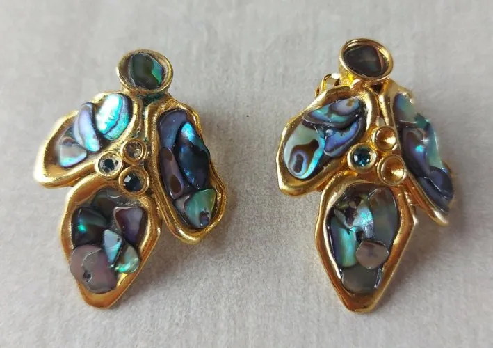 Ancienne paire de boucles d'oreilles / Earrings, nacre noire et métal doré