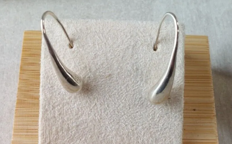 Ancienne paire de boucles d'oreilles, forme gouttes, en argent massif