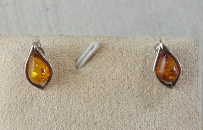 Ancienne paire de boucles d'oreilles, pierre ambre et argent massif