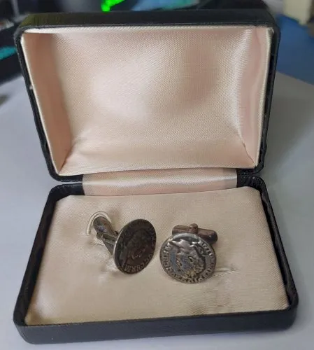 Ancienne paire de boutons de manchette, en métal argenté, Antonin le Pieux