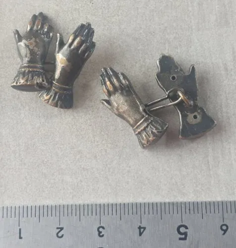 Ancienne paire de boutons de manchette, forme main, en métal argenté