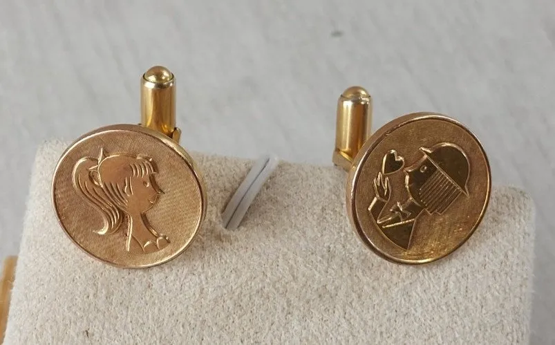 Ancienne paire de boutons de manchette, Les amoureux Peynet, plaqué or, Murat