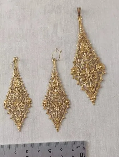 Ancienne parure de boucles d'oreilles + pendentif, en métal doré, style baroque
