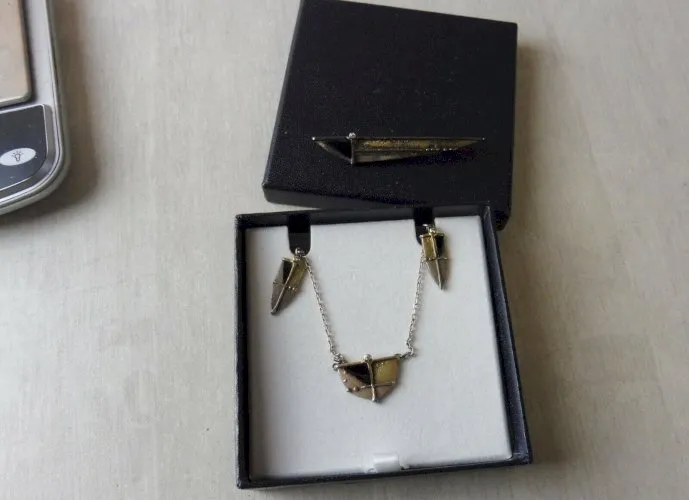 Ancienne parure en argent massif, boucles d'oreilles, collier, broche, art deco