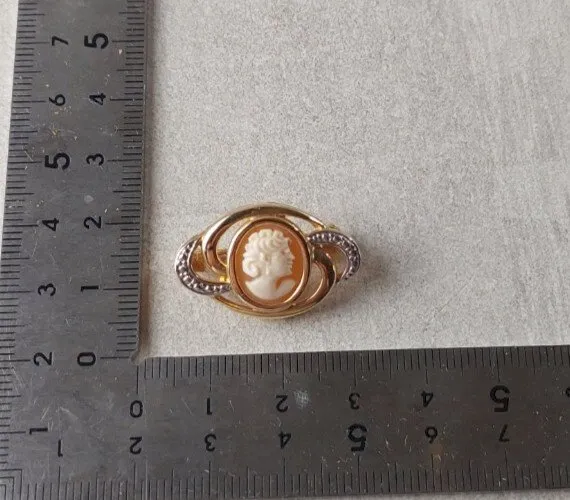 Ancienne petite broche, en plaqué or, camée