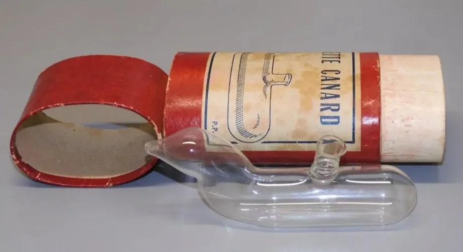 - ANCIENNE PETITE PIPETTE de MALADE forme CANARD VERRE Soufflé avec sa boite D