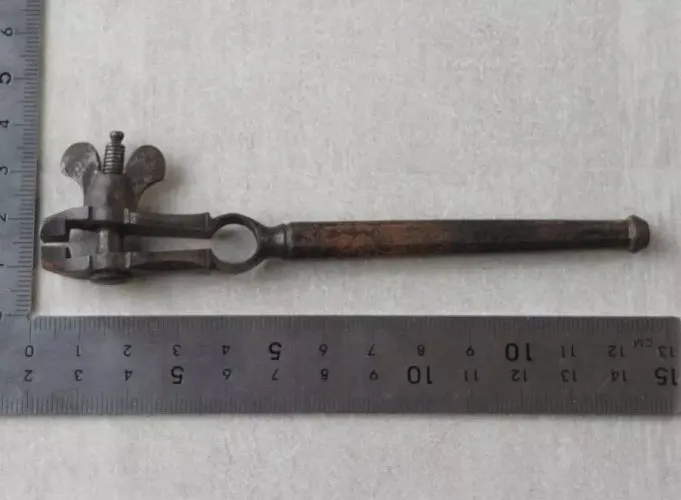 Ancienne pince / petit étau à main, pour horloger / bijoutier