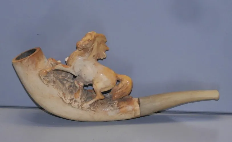 -ANCIENNE PIPE EN ECUME avec 1 CHEVAL cabré COLLECTION OBJET de FUMEUR VITRINE D