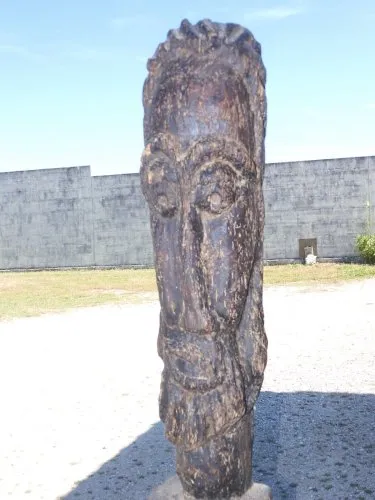 -ANCIENNE POUTRE PIN SCULPTEE VISAGE du CHRIST avec fêles & TROUS DE COSSON D