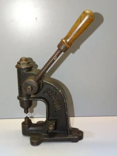 -ANCIENNE PRESSE A OEILLETS SERTISSEUSE FONTE UNE MARQUE A DECHIFFRER déco  D