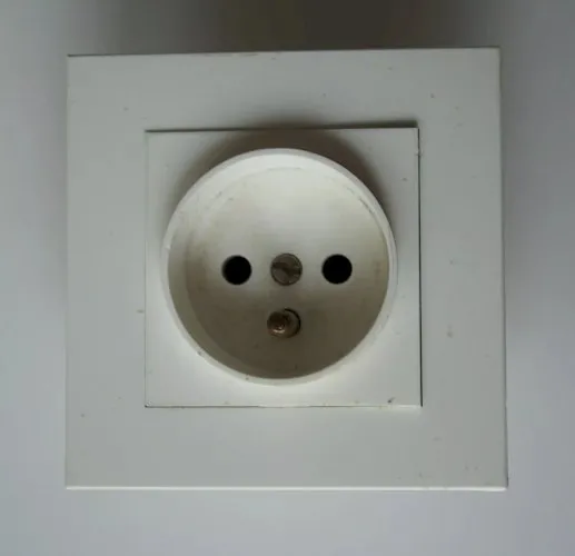 ancienne prise Mosaic 50 Legrand 2P + T