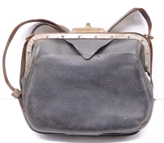 -ANCIENNE SACOCHE CUIR BESACE CAISSE LAITIER POMPISTE ou AUTRE collection  D