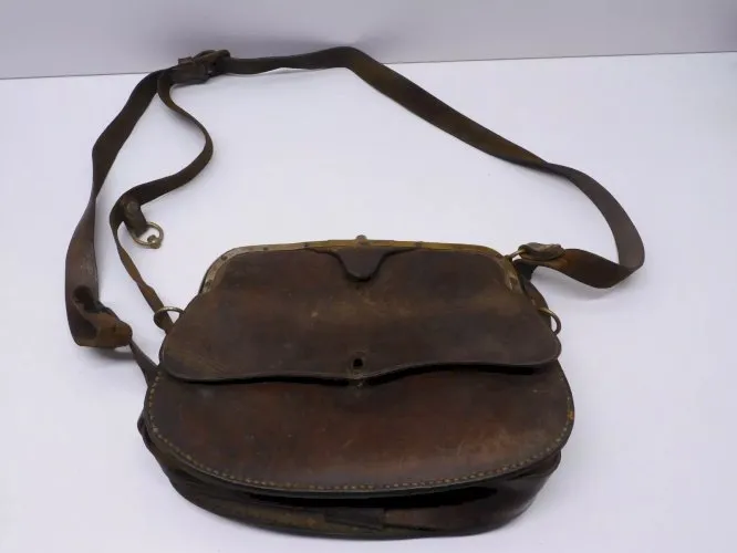 -ANCIENNE SACOCHE CUIR BESACE CAISSE LAITIER POMPISTE ou AUTRE la sellerie EB D