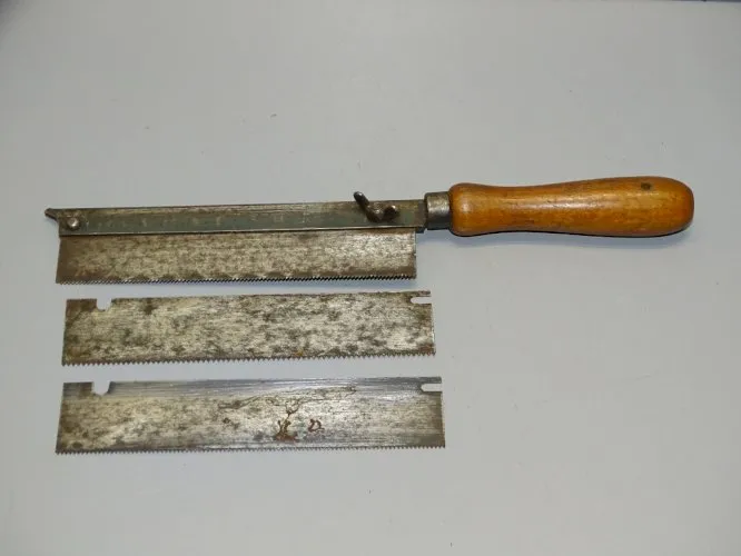 -ANCIENNE SCIE A DOS avec 2 LAMES supplémentaires COLLECTION OUTIL ANCIEN  D