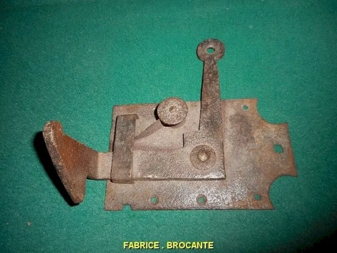 ANCIENNE SERRURE DE PORTE EN FER