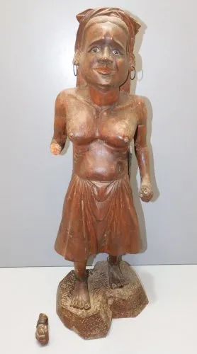 -ANCIENNE STATUE FEMME AFRICAINE BOIS SCULPTE PAYS A DEFINIR avec ACCIDENTS D