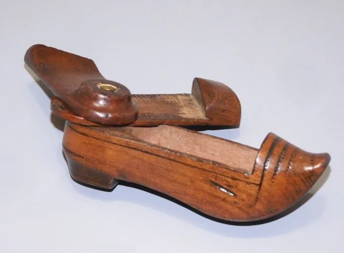 -ANCIENNE TABATIERE de POCHE SABOT BOIS OUVERTURE à SYSTEME COLLECTION VITRINE D