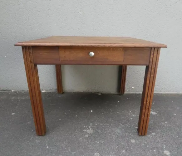 Ancienne table à manger carrée en bois massif