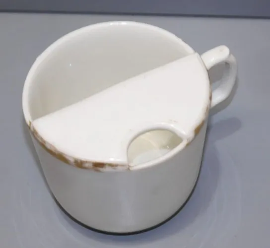 -ANCIENNE TASSE A MOUSTACHE PORCELAINE BLANCHE Bordure dorée jus grenier  D