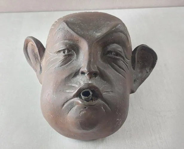 Ancienne tête / gargouille / bec de fontaine murale, en cuivre