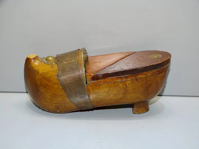 - ANCIENNE TIRELIRE SABOT BOIS VERNIS COLLECTION DECO CHAMBRE ENFANT  D