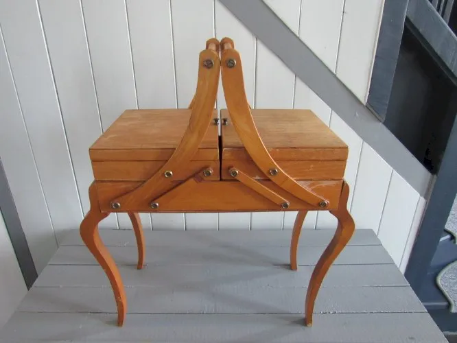 Ancienne travailleuse en bois sur pieds